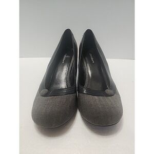 Dress Barn Size 10 Black And Gray 2 1/2 Inch Heels With Button Accent